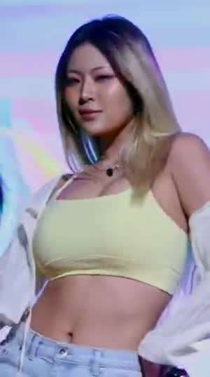 하이키 옐 노란 스포츠탑 묵직한 가슴 출렁임.mp4