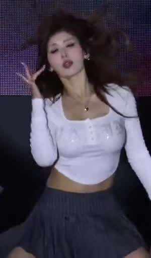 묵직하게 출렁이는 크롭 흰티 가슴 전소미.mp4