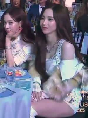 자리에서 일어서며 꽉 끼는 흰 핫팬츠 내리는 카리나 ㅗㅜㅑ.mp4