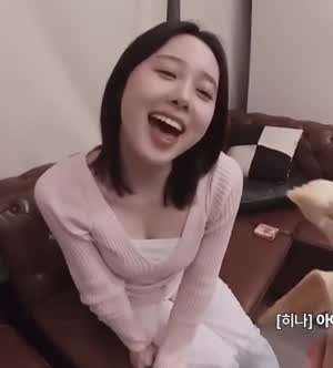 바나나 받아먹는 라잇썸 나영...시원하게 파인 U넥 니트 가슴골.mp4