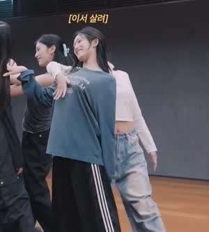 [아이브] 연습중에 이서의 가슴과 복부를 쓰다듬는 레이.mp4
