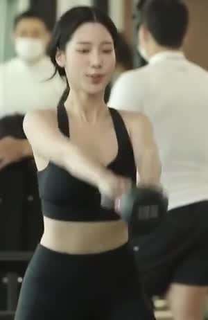 커틀벨 운동하는 조현...가슴골 레깅스 골반 하체.mp4