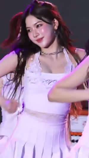 스테이씨 아이사 흰 레이스 캐미솔 의상 찰랑거리는 가슴골.mp4