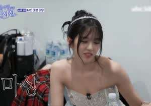 오프숄더 드레스 아이브 안유진 비서진 . GIF