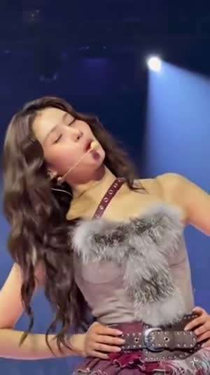 머리 묶는 사나