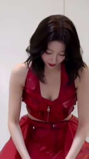 앞으로 숙이는 가죽 민소매 르세라핌 카즈하