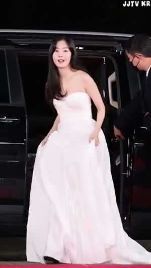 한선화 레드카펫 화이트 오프솔더 가슴골