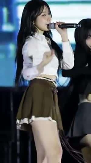 엉덩이 살랑살랑 흔드는 프로미스나인 백지헌