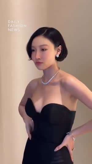 화사 "매끈 어깨 라인"