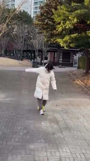 아이들한테 축구 기술 보여주는 엄마