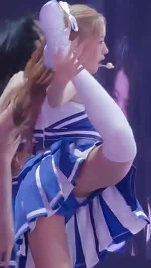 뒷발 차올리고 버티는 파란 치어리더 레이...파란 속바지 틈새 흰색.mp4