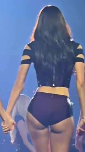 블랙핑크 리사 찰진 뒤태
