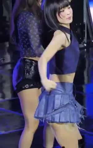 파란 홀터넥탑 + 데님 초미니 검속 엉밑살 찰랑이는 이채영.mp4