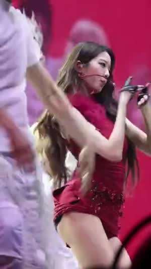 빨간색 원 오프숄더 의상 아이브 장원영
