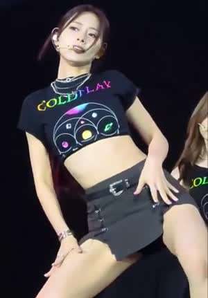 한쪽 무릎 꿇은 쩍벌 안무 트와이스 쯔위