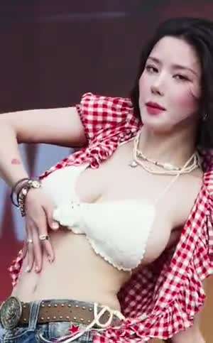 권은비 워터밤 Crazy in Love 무대 움짤 사진