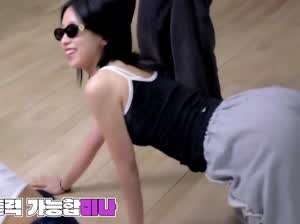 엎드린 트와이스 미나 회색 츄리닝