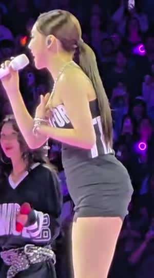 트와이스 나연 검정 슬림 원피스 옆태