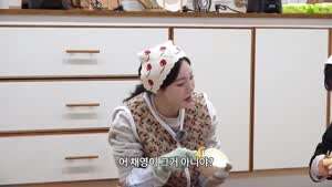 김장김치 담그는 유라랑 채영 (프로미스나인)