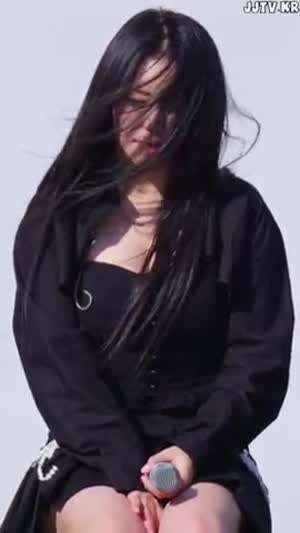 앞으로 숙이는 블랙 나시 브브걸 유정