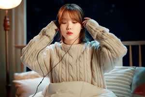 헤드셋 착용한 아이유 포근한 미소 . GIF