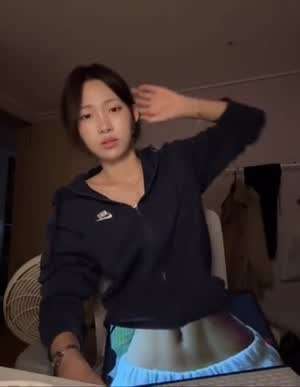 자연스러운 복근 노출 누나..