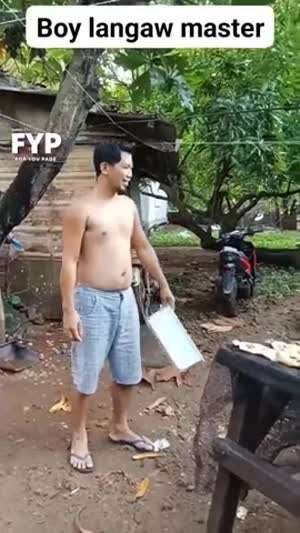 소리] 박스 휘둘러 파리 잡는 아재 .mp4