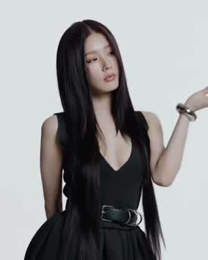 깊게 파인 블랙 드레스 아이들 미연