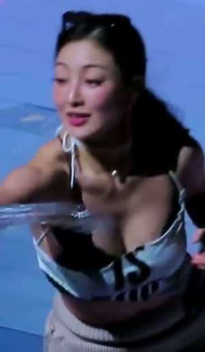 삐져나온 검정 레이스 브라 물장난하는 묵직한 트와이스 지효 (스압)