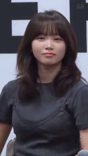 눈웃음 발사하는 골지 란제리룩 르세라핌 김채원