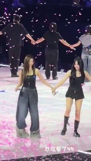 콘서트 마무리 인사 직전에 커플 댄스 추는 트와이스 사나 미나