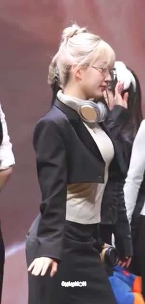 안경 쓴 오피스룩 금발 엔믹스 팬사인회 해원