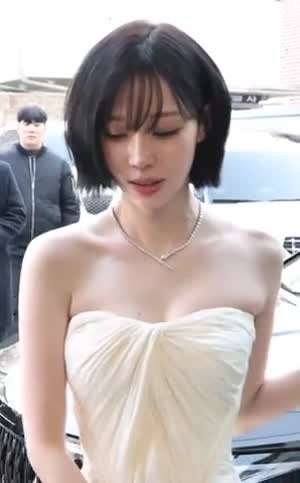 주름 오프숄더 드레스 에스파 윈터 뽀얀 피부 - 킬리안 파리 포토콜 행사