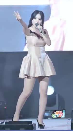 홍진영 밝은색 원피스가 더 잘 어울리네