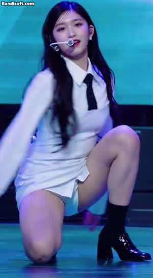 화이트 의상 입고 무릎 앉은 아이브 이서 순백색 속바지 ㅗㅜㅑ.mp4
