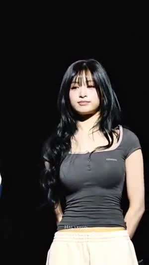 베이비몬스터 아현 밀착 티셔츠 묵직 가슴 개미허리 라인.mp4