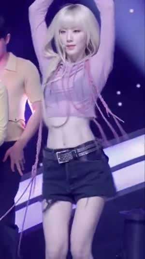 검정 브라가 살짝 비치는 금발 아이들 슈화 엠카 컴백 무대