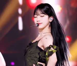 앞머리 내린 르세라핌 카즈하 폼 . GIF