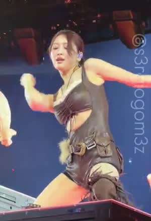 콘서트 무대 위 열정적인 트와이스 모모