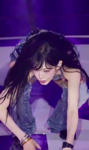 어제자 바닥에 팔 짚고 앞으로 숙이는 홀터넥 청튜브탑 프로미스나인 이채영