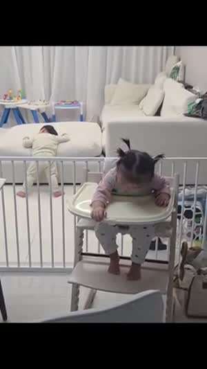 친구랑 놀다가 낮잠 못잔 애기들