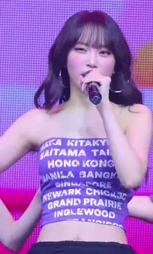 매력적인 레터링 탱크탑 르세라핌 김채원
