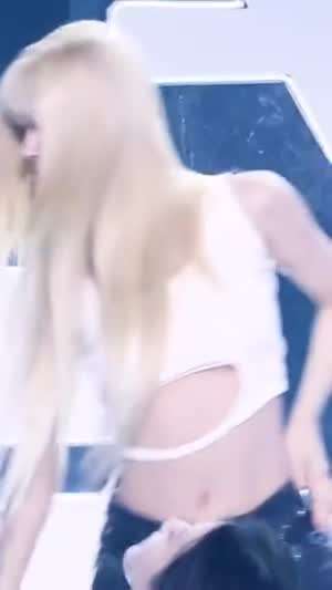 가슴 바로 아래부분에 구멍 뚫린 나시 크롭 의상 아이들 미연 음중 무대 (2)
