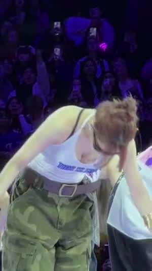 양손 잡힌채로 90도 인사하는 트와이스 모모 흰 끈나시