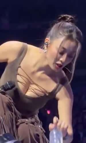 물병 내려 놓는 묵직한 가슴부분 스트랩 나시 트와이스 지효