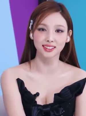 트와이스 나연 블랙 오프솔더 드레스 가슴골