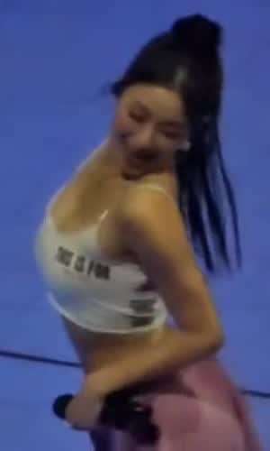 위에서 본 묵직한 흰나시 포니테일 트와이스 지효