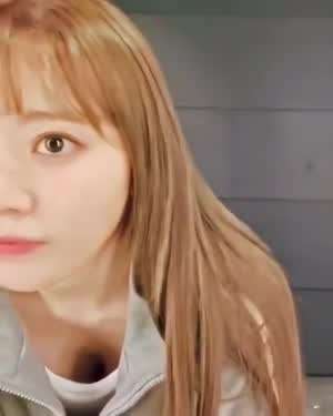 숙인 집업 틈새 가슴골 방심했다가 뒤늦게 방어하는 사쿠라.mp4