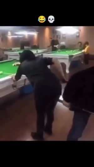 당구장에서..