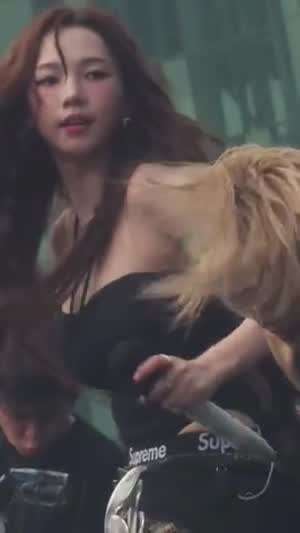 워터밤 에스파 카리나 초근접 가슴골 샷.mp4